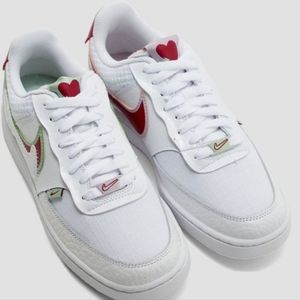 NIKE 9.5 PRO WOMAN'S COURT VISION LOW SNEAKER